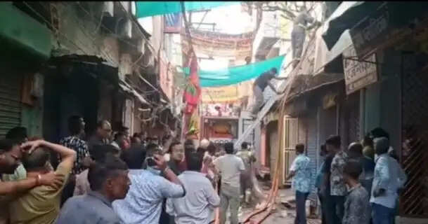 झांसी : गांधी रोड स्थित पेंट गोदाम में दूसरे दिन तीसरी बार लगी आग