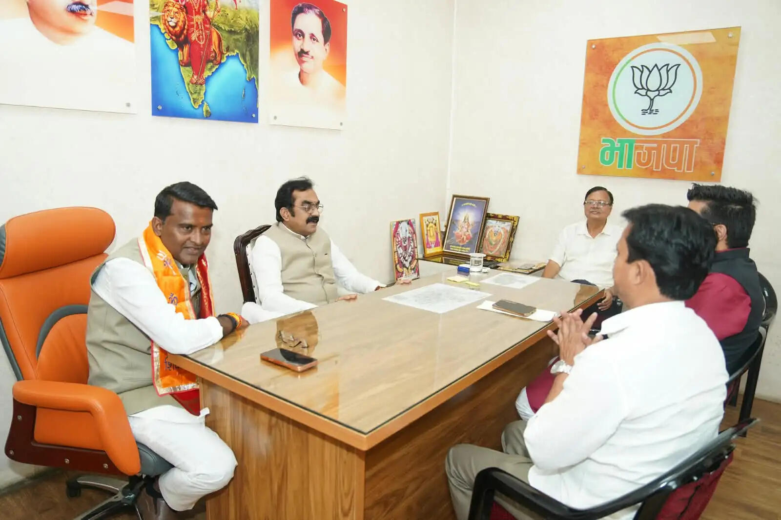 कैबिनेट मंत्री&nbsp;राकेश सिंह&nbsp;और दिलीप अहिरवार ने भाजपा प्रदेश कार्यालय में कार्यकर्ताओं की सुनी जनसमस्याएं
