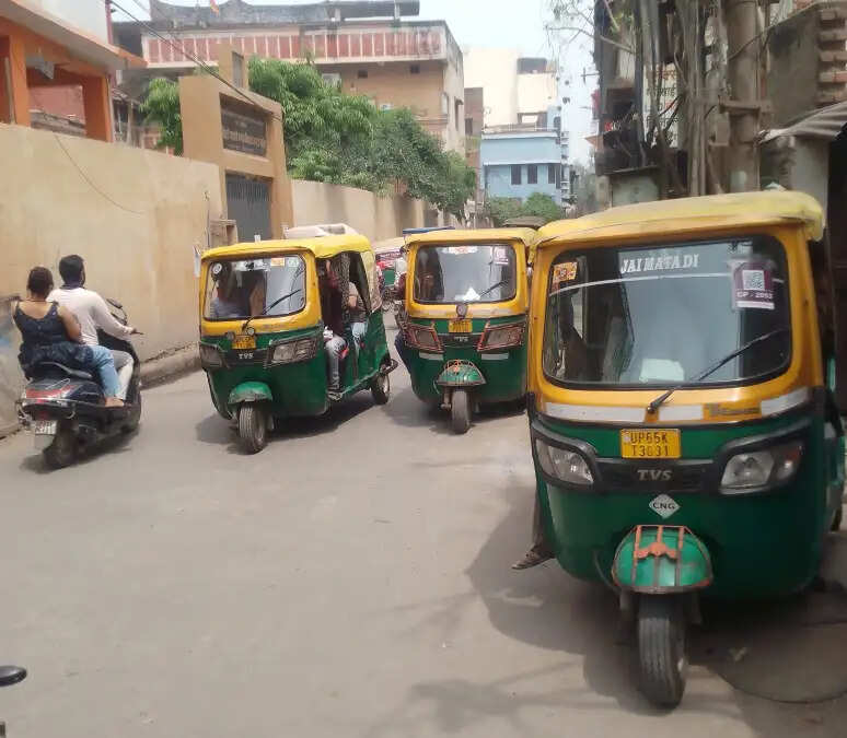 वाराणसी में गौदोलिया पहुंचाने वाले ऑटो संचालक के पास नहीं है व्यवस्थित स्टैंड