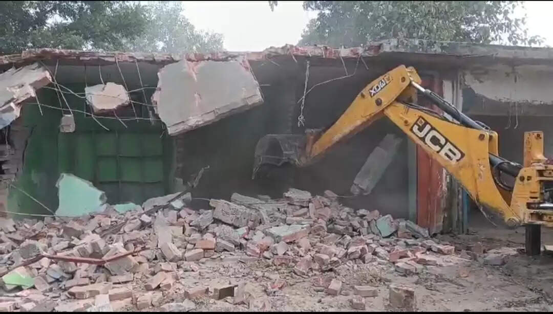 सीतापुर : श्मशान व बंजर भूमि पर बीस साल पुराना अवैध कब्जा ध्वस्त