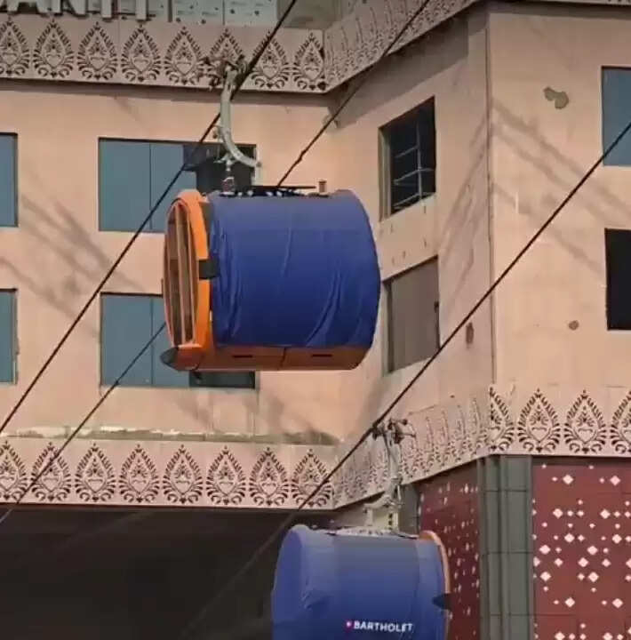 वाराणसी में आने वाले पर्यटकों को आकर्षित कर रहा शहरी सार्वजनिक परिवहन रोपवे का निर्माण कार्य