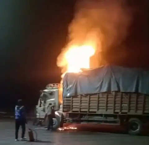 हिसार : राजमार्ग पर चलते आयशर ट्रक में लगी आग, आयशर ट्रक सहित लाखों का सामान जला
