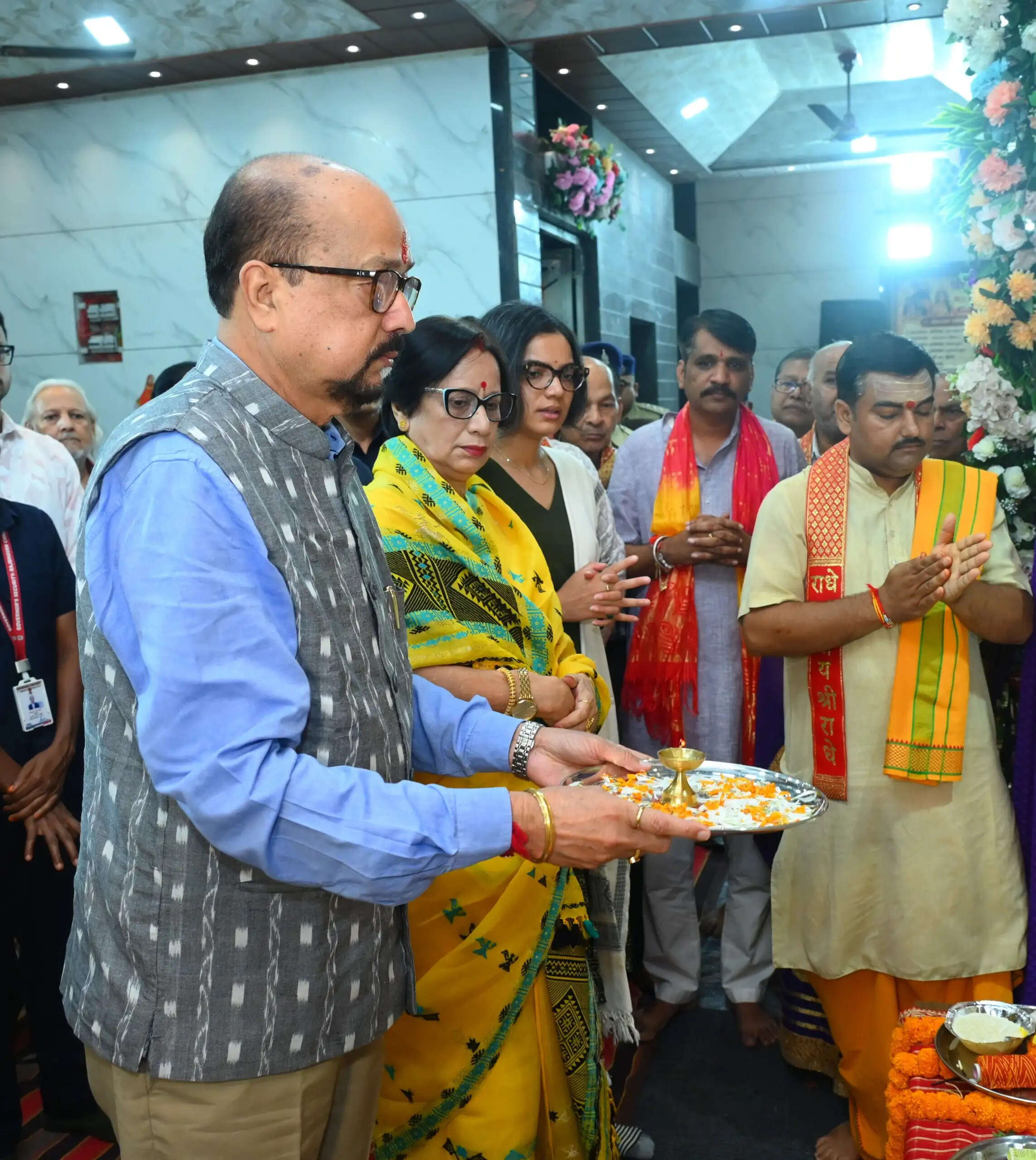 राज्यपाल रमेन डेका ने कृष्ण जन्माष्टमी के अवसर पर बांके बिहारी मंदिर में की पूजा-अर्चना