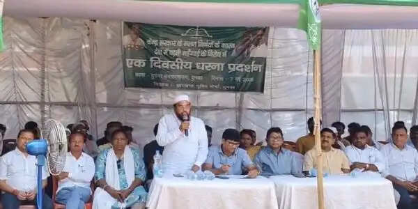 बढ़ती महंगाई के खिलाफ झामुमो ने दिया धरना