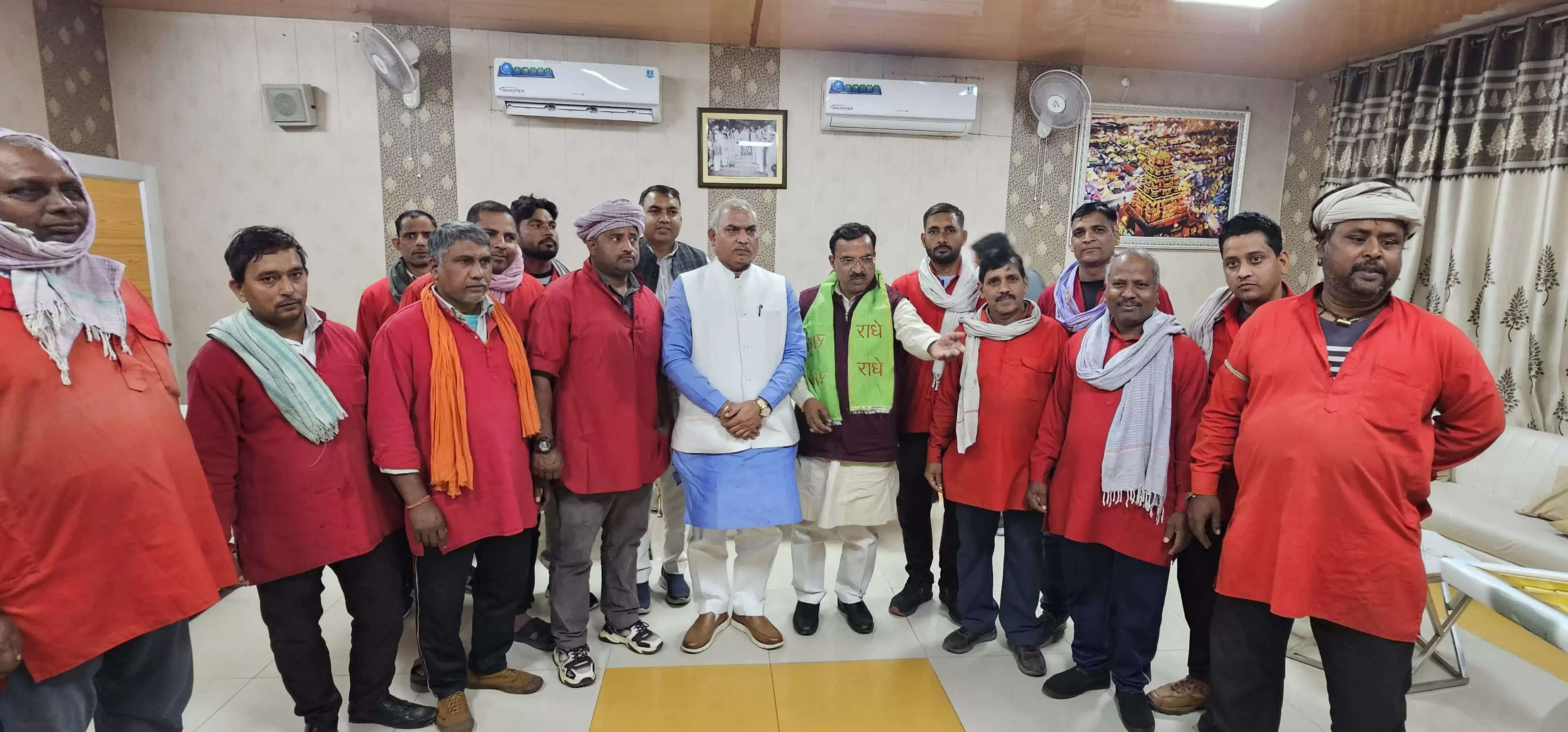 कानपुर सेंट्रल पर कुलियों संग संवाद, शिव प्रकाश ने दी एसआईआर की जानकारी