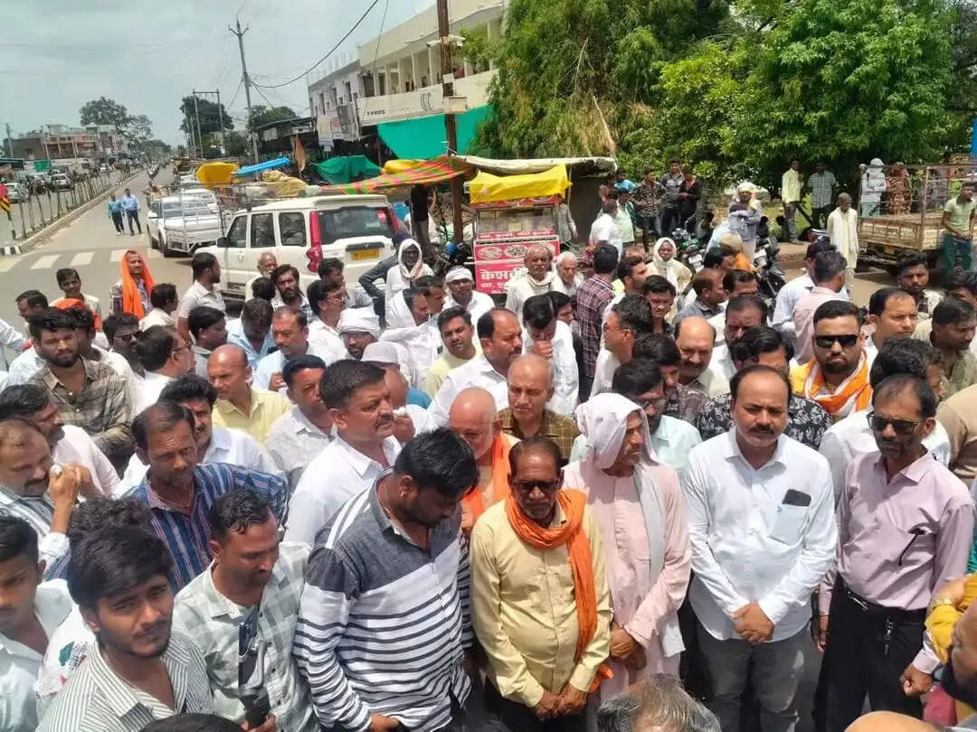 जबलपुर : ट्रैफिक जाम से परेशान पाटन पूरी तरह से रहा बंद, पुलिस बल तैनात