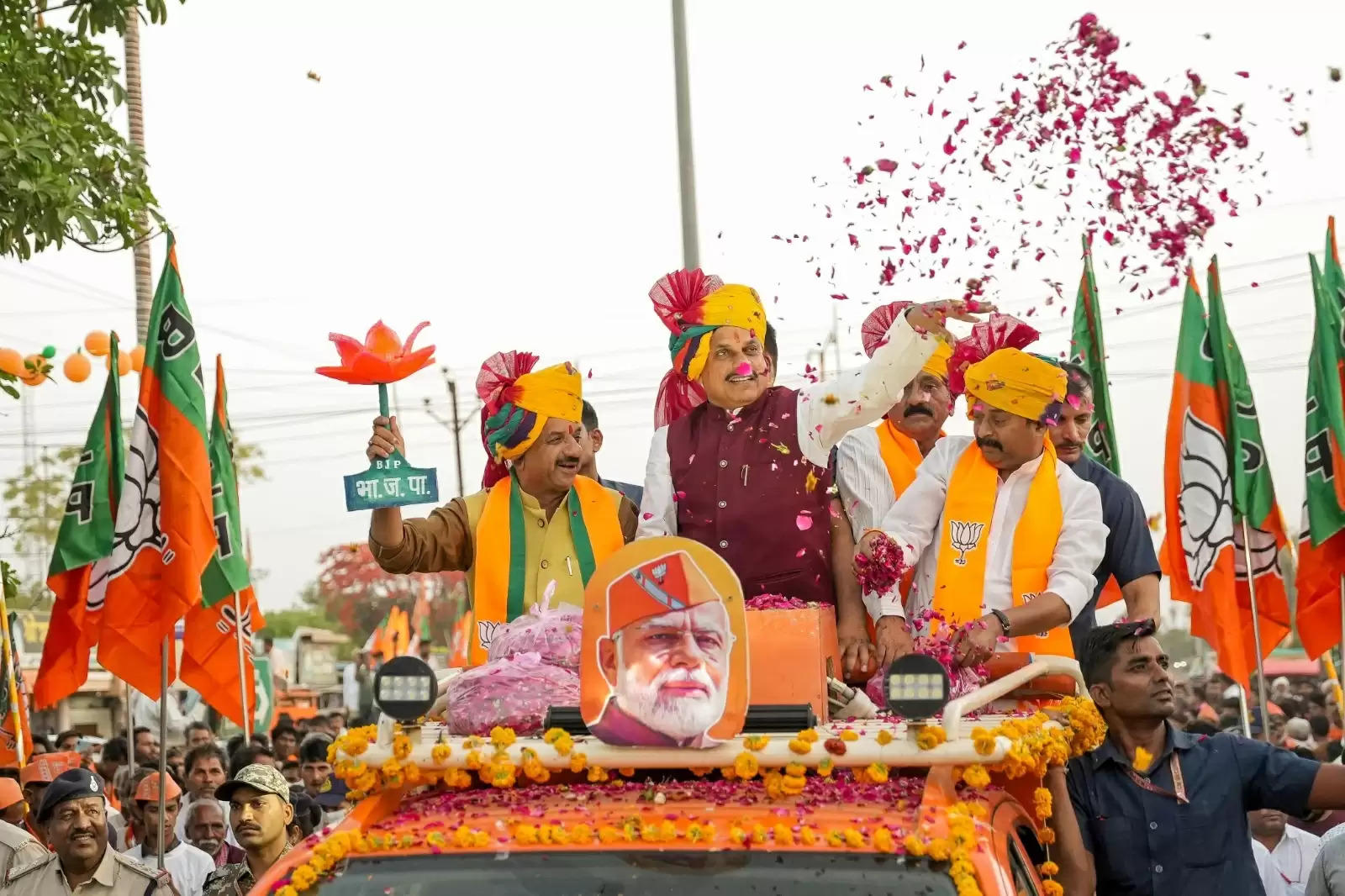 बैरसिया में आलोक शर्मा के समर्थन में आयोजित रोड शो में सीएम मोहन बोले-देश के मान-सम्मान का चुनाव है ये