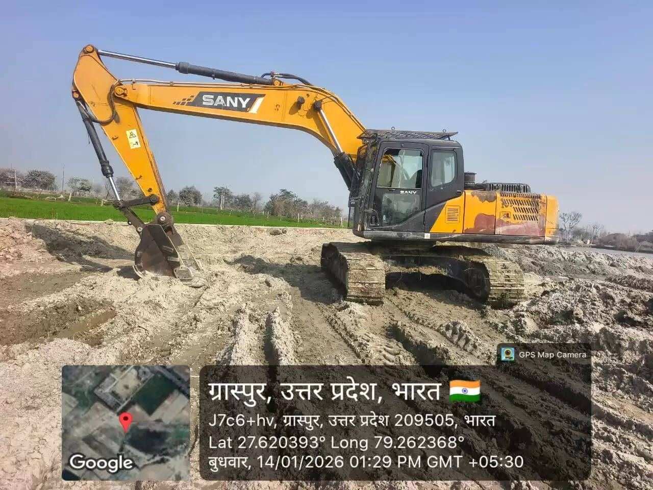 अबैध खनन करते पोकलेन मशीन पकड़ कर पुलिस को सौंपी