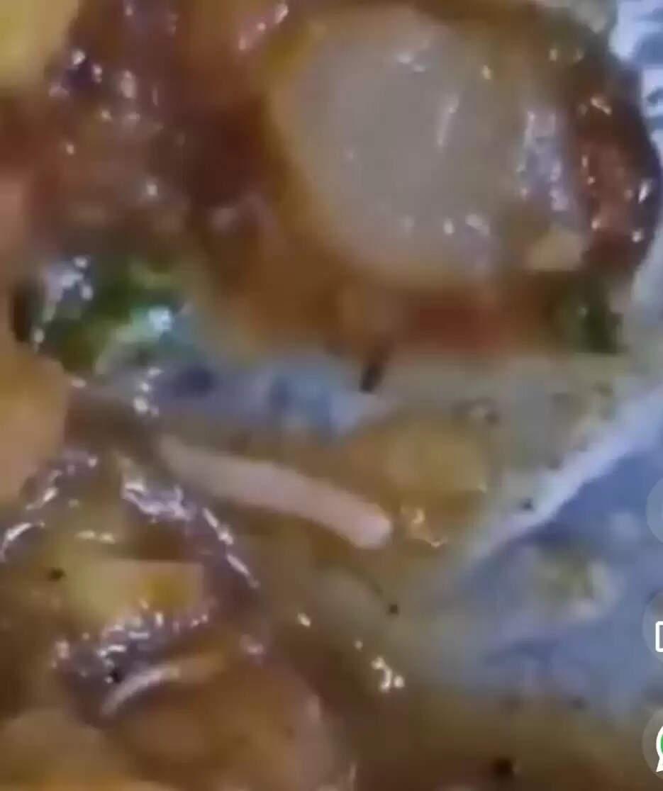 बेनेट यूनिवर्सिटी के मेस के खाने में निकला कीड़ा, सोशल मीडिया पर वीडियो वायरल