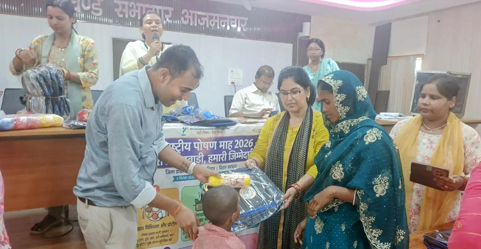 'बेटी बचाओ बेटी पढ़ाओ' के तहत सखी वार्ता सह वितरण कार्यक्रम, बालिकाओं को मिले बैग व बोतल