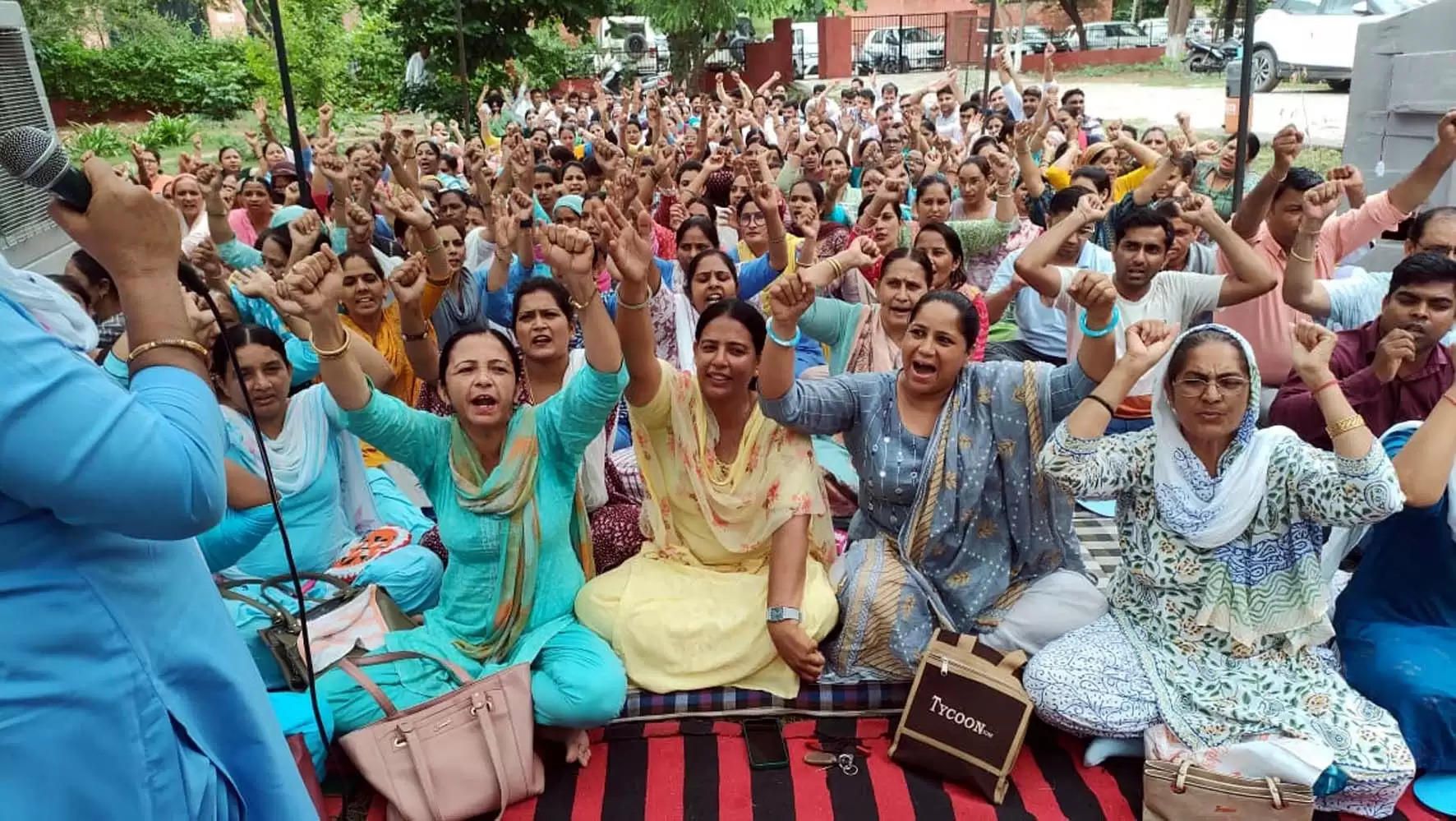 हिसार : एनएचएम कर्मचारियों के बाइलॉज खत्म करके अपना ही फैसला बदल रही सरकार