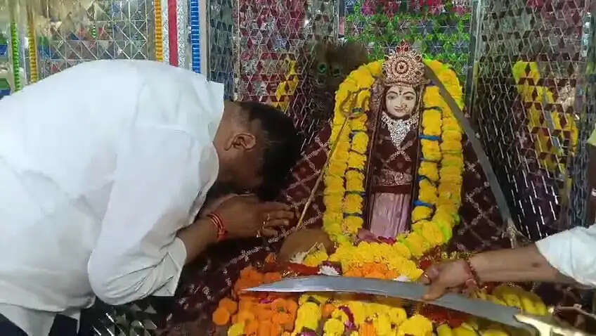 नवरात्र के पहले दिन करणी माता के दरबार पहुंचे वन मंत्री संजय शर्मा, देश-प्रदेश की खुशहाली की कामना