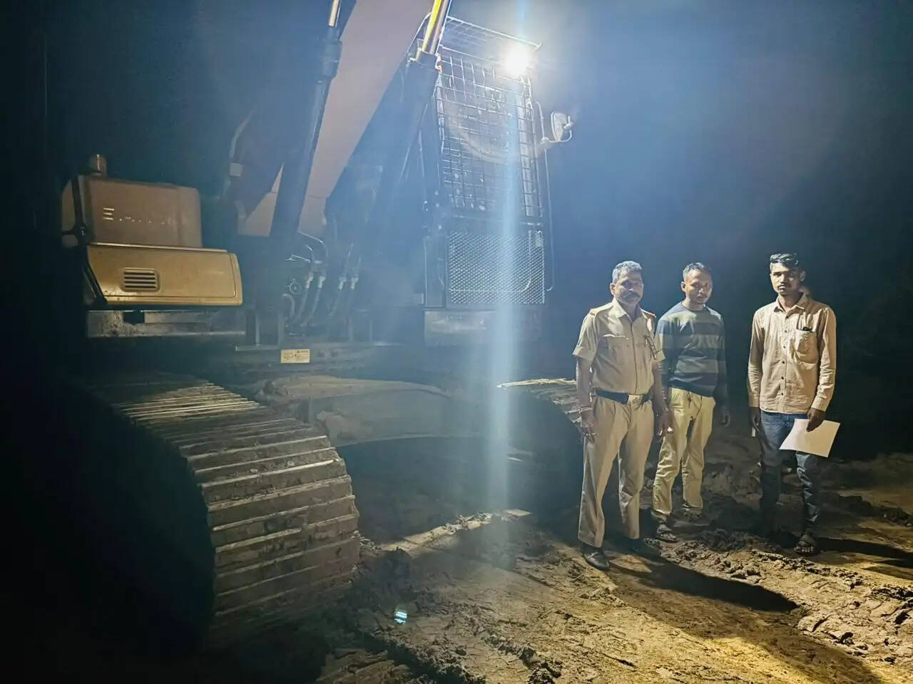 एमसीबी : अवैध रेत उत्खनन पर आधी रात कार्रवाई, मशीन समेत 4 ट्रैक्टर जब्त