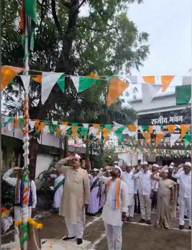 कांग्रेस ने 80वां स्वतंत्रता दिवस पर ध्वजारोहण कर राष्ट्रध्वज तिरंगे को दी सलामी