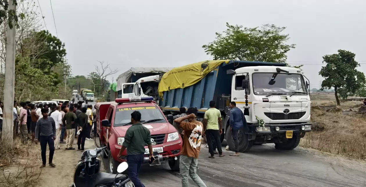 कोरबा में भीषण सड़क हादसा, हाईवा के केबिन में फंसा ड्राइवर, तीन घंटे बाद निकाला गया बाहर