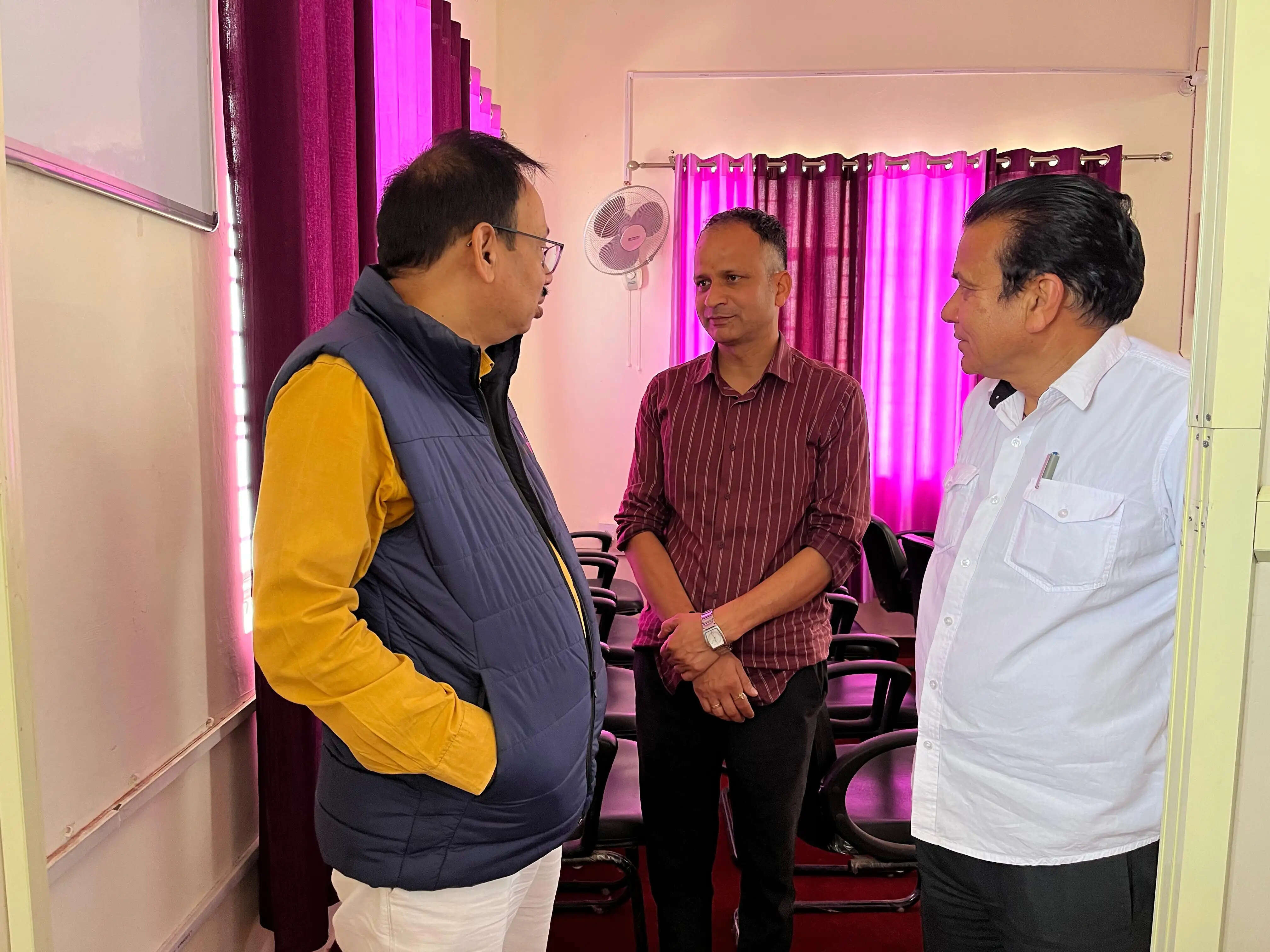 सीडीओ ने विकास भवन का किया निरीक्षण