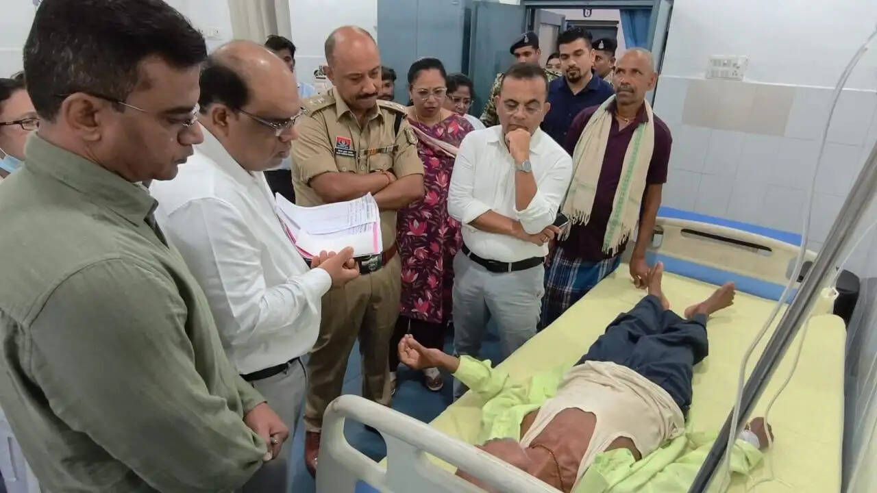 डोंगाकोहरौद आंदोलन के दौरान अस्वस्थ हुए स्थानीय ग्रामीणों से कलेक्टर और पुलिस अधीक्षक ने की मुलाकात