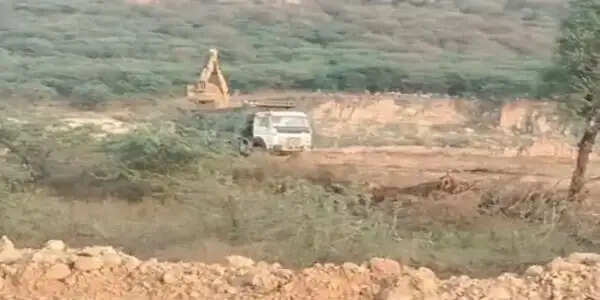 नारनाैल में माइंस के विरोध में उतरे ग्रामीण, नियमों की अनदेखी के लगाए आरोप