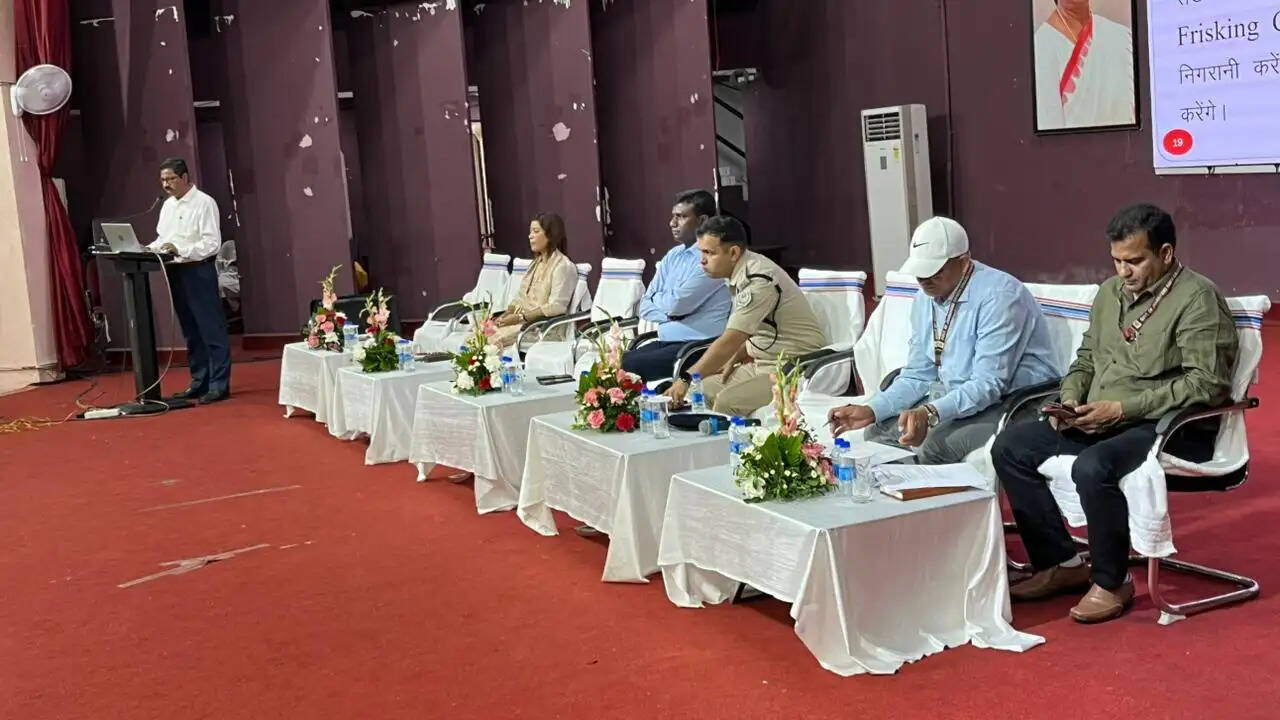 उपायुक्त ने उत्पाद सिपाही परीक्षा के दौरान केंद्रों पर कडी सुरक्षा व्यवस्था का दिया निर्देश