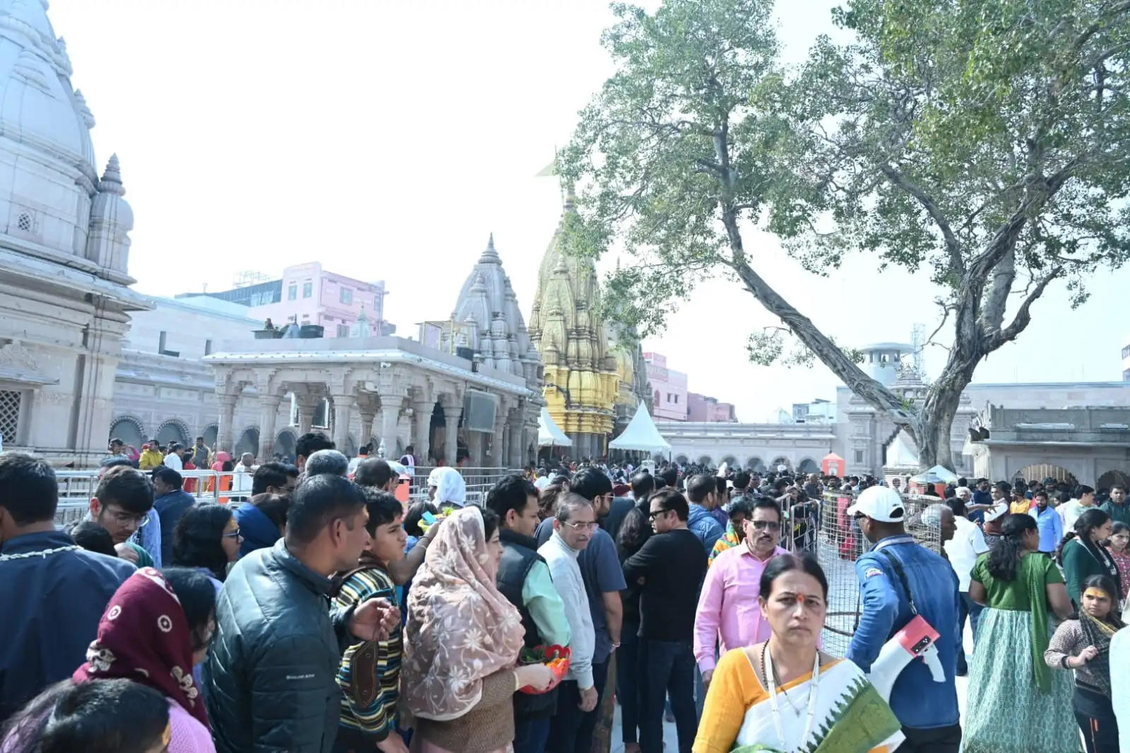 आंग्ल साल के आखिरी दिन बाबा विश्वनाथ के दर्शन पूजन के लिए उमड़ा सैलाब