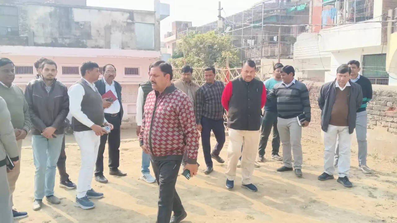 उत्तर प्रदेश दिवस&nbsp;आयोजन को लेकर जिलाधिकारी ने नुमाइश मैदान का किया निरीक्षण