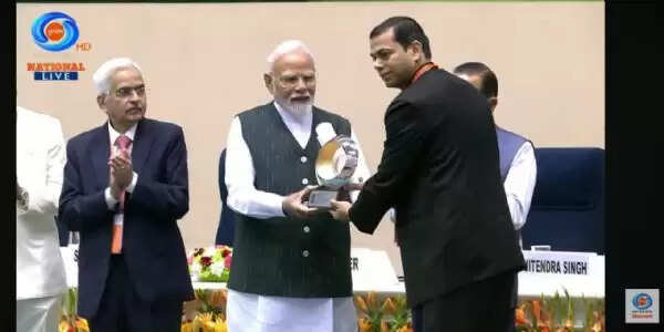 जिले का गम्हरिया प्रखंड आकांक्षी प्रखंड कार्याक् प्रधानमंत्री नरेंद्र मोदी ने उपायुक्त रविशंकर शुक्ला को किया सम्मानित