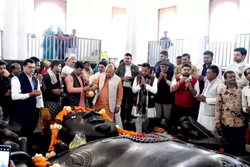 रीवाः उप मुख्यमंत्री राजेन्द्र शुक्ल ने भैरवनाथ मंदिर में की पूजा-अर्चना