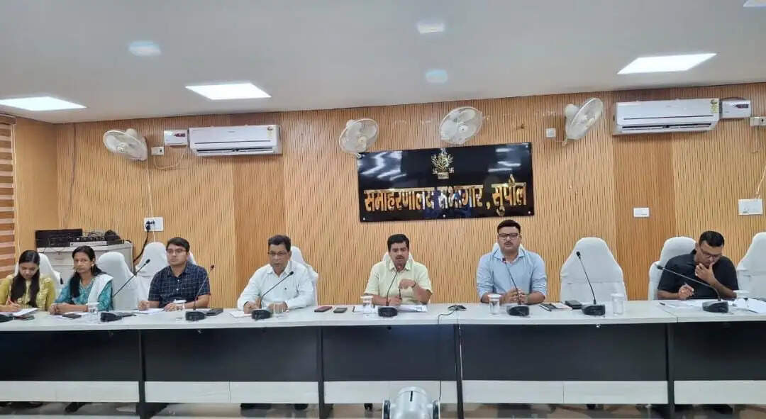 सुपौल में साप्ताहिक समीक्षा बैठक, डीएम ने लंबित मामलों के त्वरित निष्पादन के दिए निर्देश