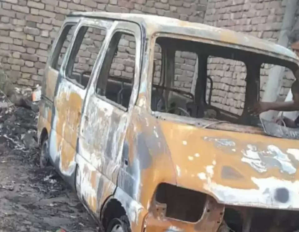 पलवल में आधी रात को अज्ञात ने लगाई वैन में आग