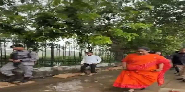 दिल्ली में बारिश के बाद जलभराव, सीएम रेखा का औचक निरीक्षण