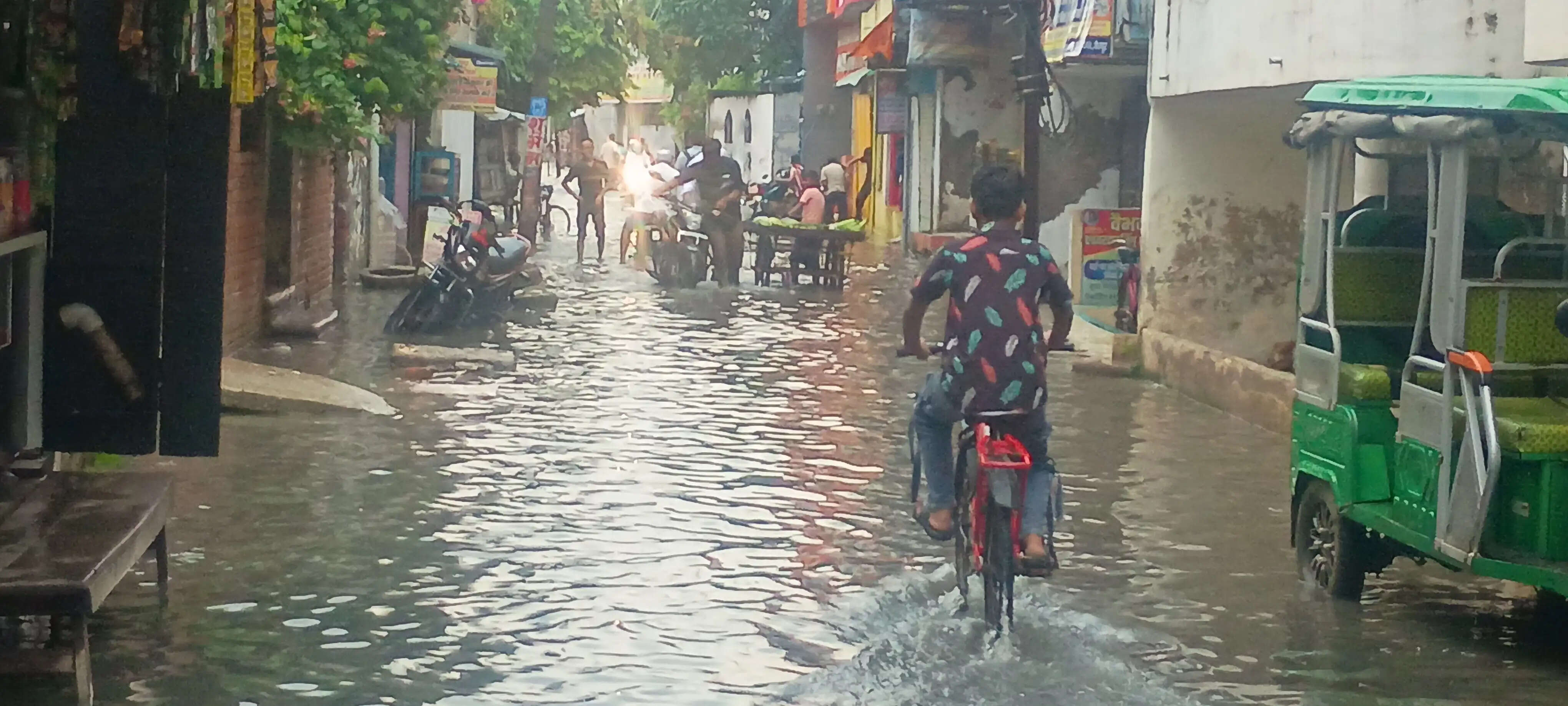 जौनपुर : दाे घंटे की बारिश ने शहर को किया जलमग्न, राहगीरों की बढ़ी परेशानी
