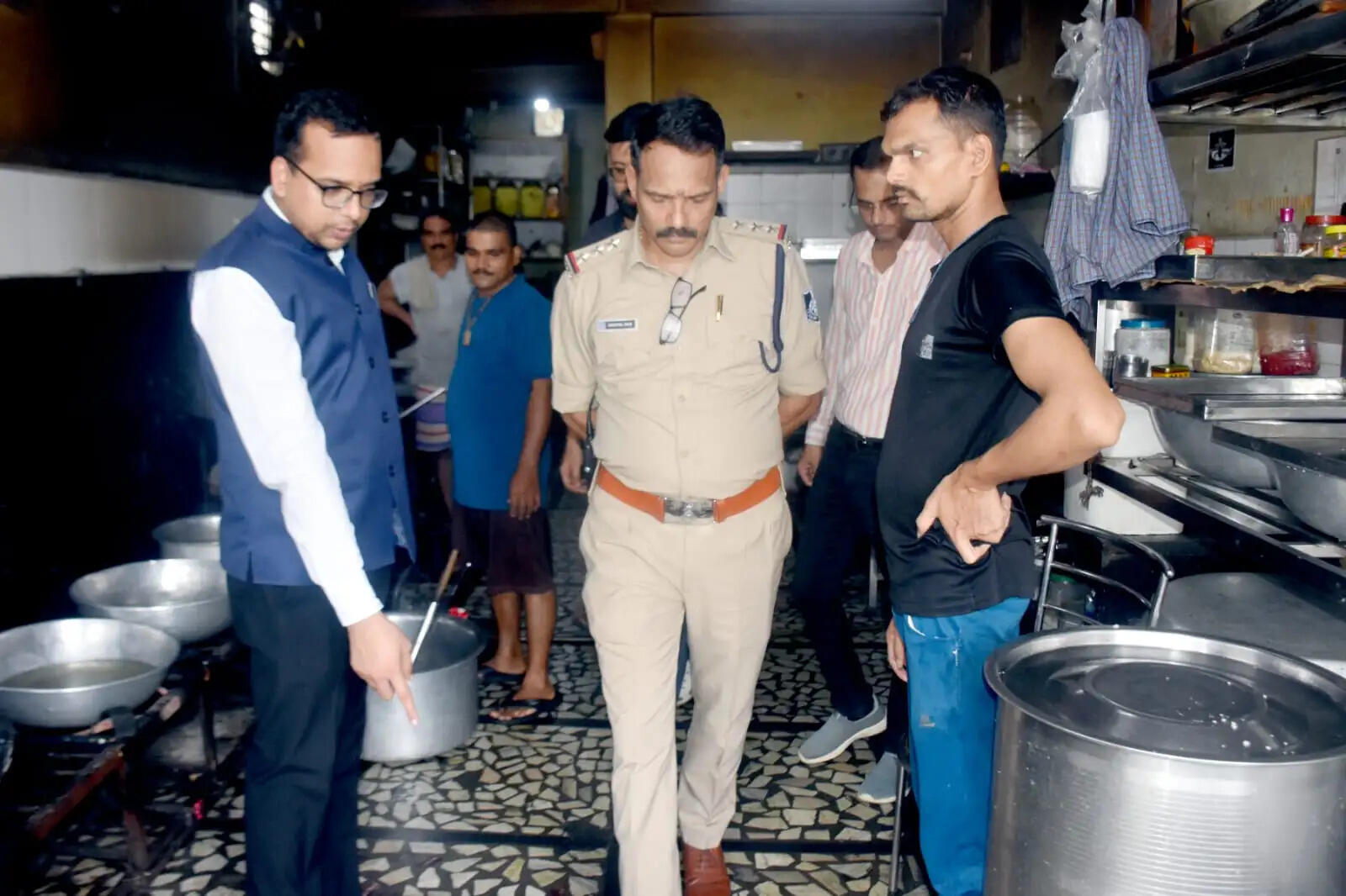 जबलपुर : निगम मजिस्ट्रेट के द्वारा शहर के प्रमुख होटलों और डेयरी दुकानों का किया गया औचक निरीक्षण