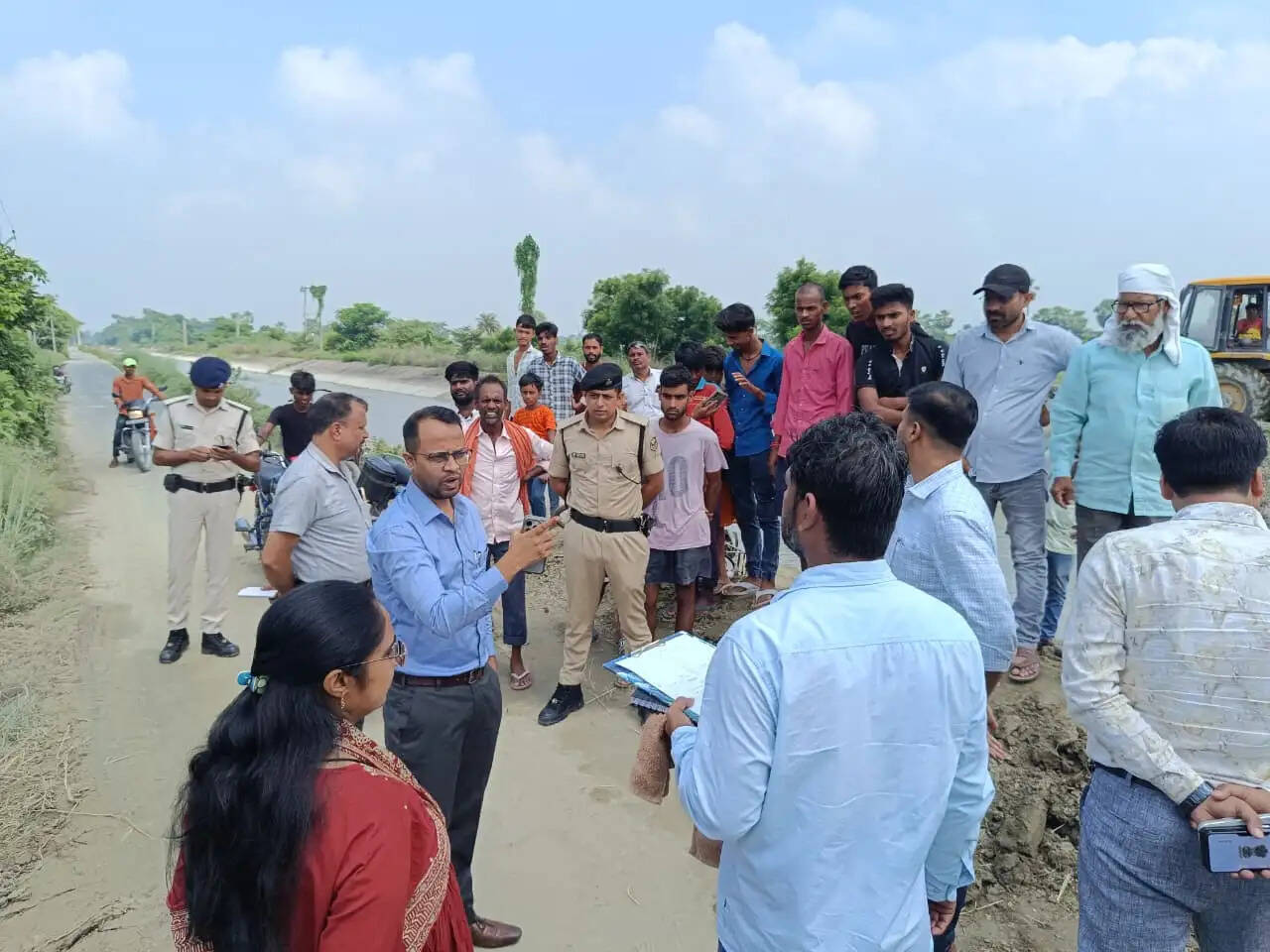 जिलाधिकारी ने इसुआपुर के गेहुआ नदी के कटाव का किया स्थलीय निरीक्षण