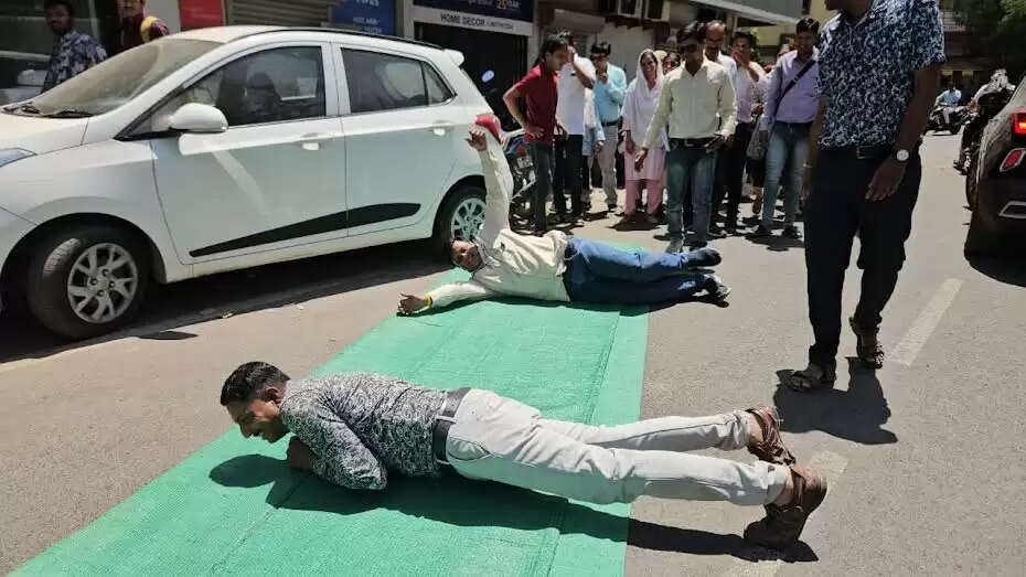 मंदसौरः संविदा स्वास्थ्य कर्मचारियों की हड़ताल जारी, विधायक के सामने लगाई लौट