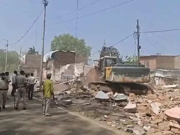 भोपाल : ग्लोबल स्किल पार्क के सामने बड़ी कार्रवाई, 70 दुकानें और 42 झुग्गियां हटाईं