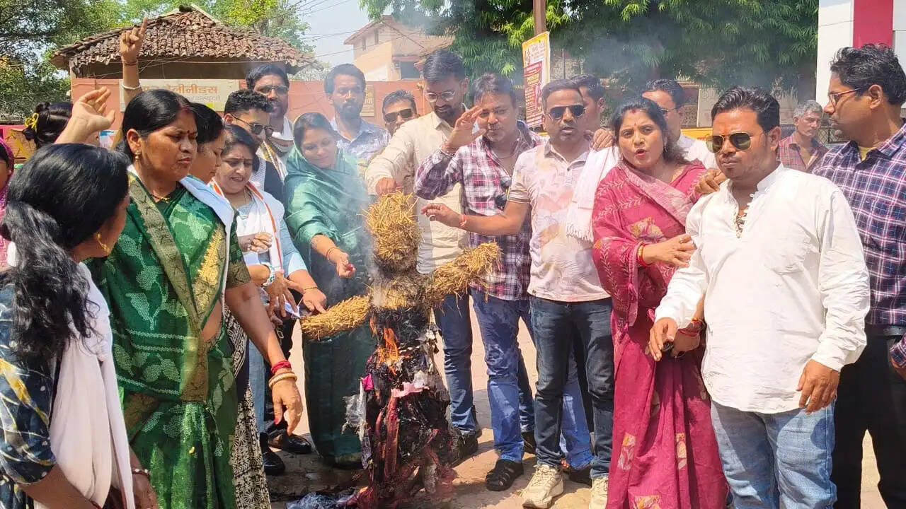 साड़ी वितरण में अनियमितता पर भड़की महिला कांग्रेस, किया प्रदर्शन, फूंका पुतला
