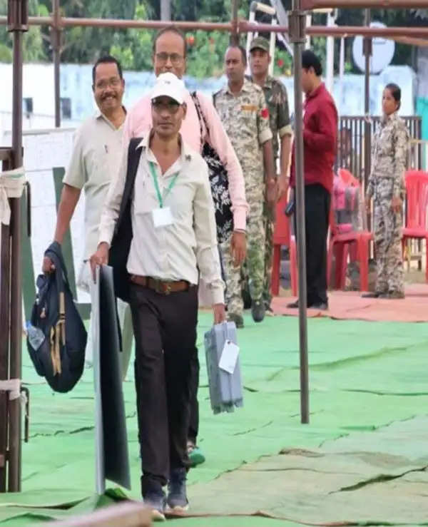 बीजापुर : नक्सल क्षेत्रों से मतदान के तीसरे दिन हेलीकाॅप्टर से पहुंचा मतदान दल