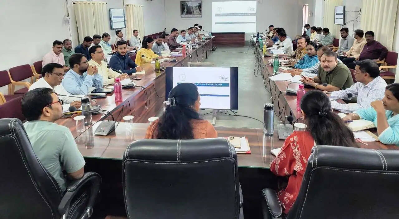 एमसीबी : कलेक्टर ने दो-तीन साल से लंबित मामलों पर जताई नाराजगी, अधिकारियाें को चेतावनी