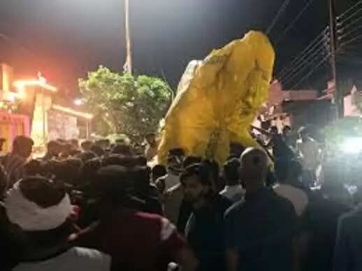 बुरहानपुर में गणेश प्रतिमा ले जाते समय हादसा, नीचे दबने से युवक की मौत, सड़कों पर गड्‌ढे से बैलेंस बिगड़ा