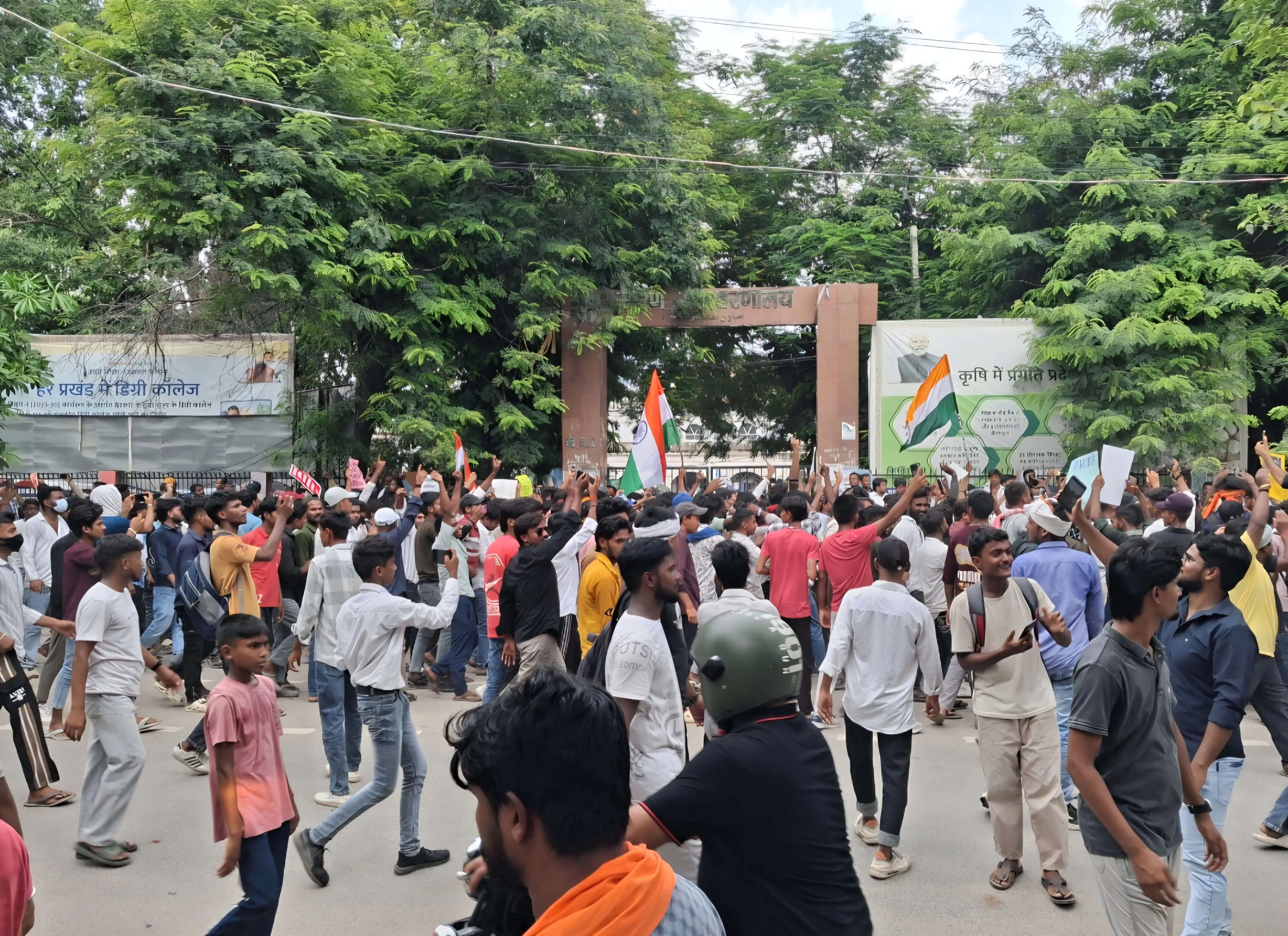 छपरा में बंद के दौरान प्रदर्शनकारियों ने पुलिस वाहन में लगाई आग, हिंसा और पथराव में 35 गिरफ्तार