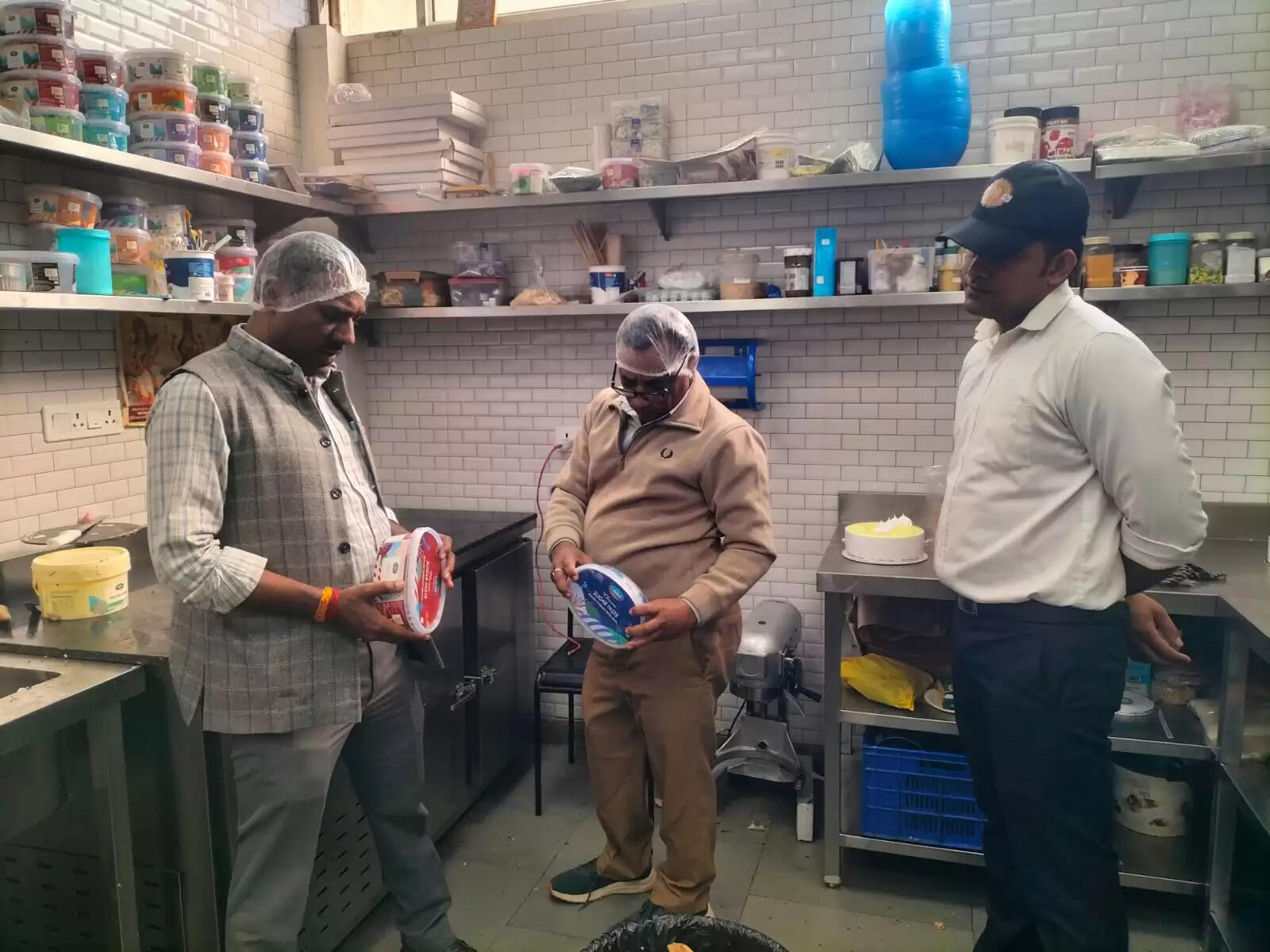 अखबार के पेपर का केक रखने में किया जा रहा था इस्तेमाल