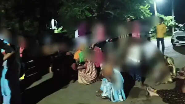 नर्मदापुरम:&nbsp;दुष्कर्म के आरोपी के घर पर बुलडोजर कार्रवाई की मांग, ग्रामीणों ने स्टेट हाईवे किया जाम