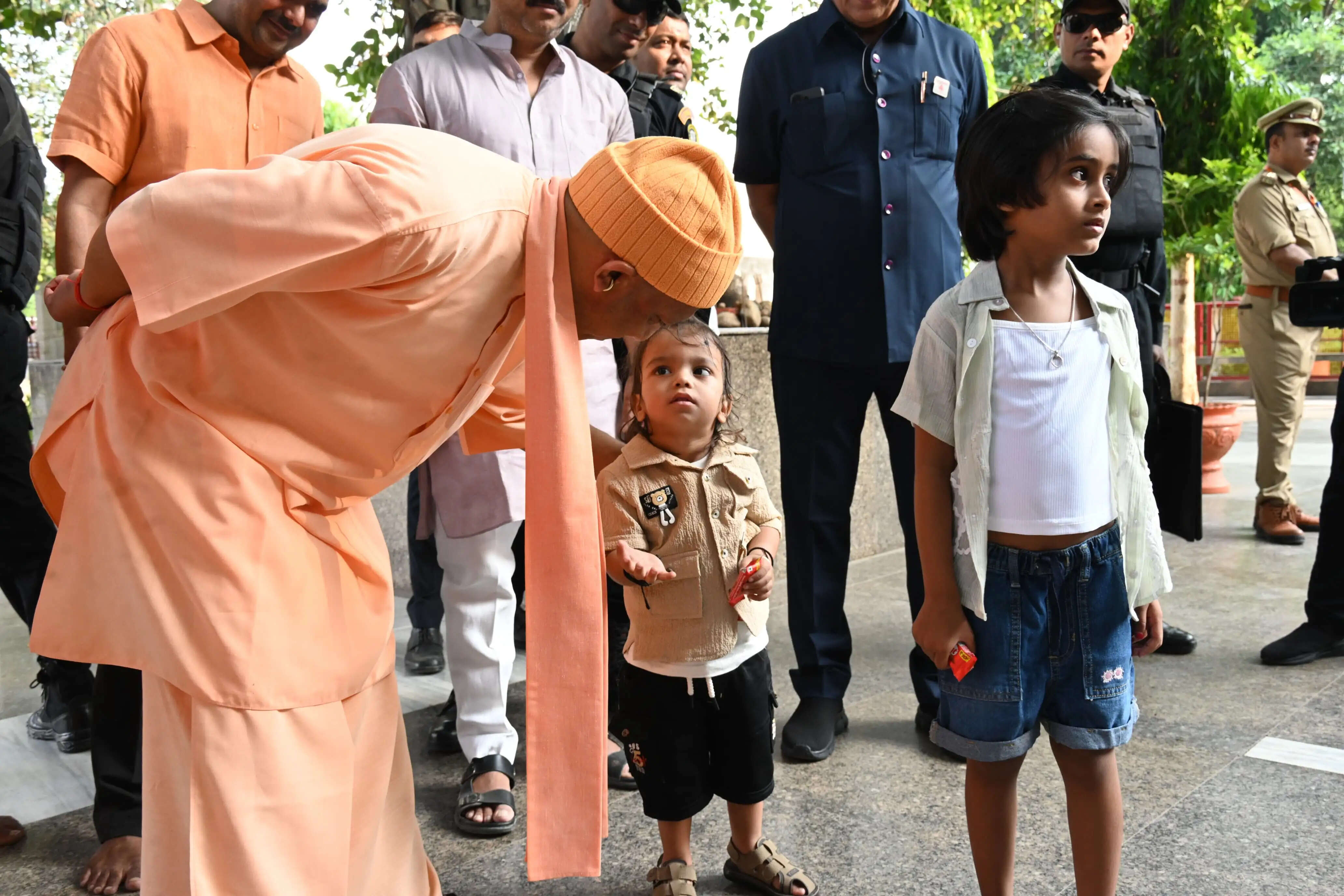 गुड़-रोटी खिलाकर मुख्यमंत्री योगी ने की गोसेवा
