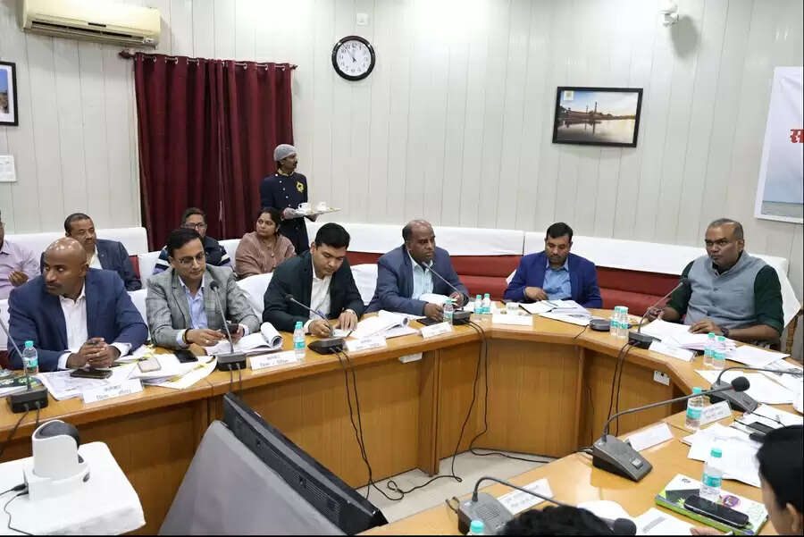 वन ग्रामों को राजस्व ग्राम करने की कार्यवाही समय-सीमा में करें : संभागायुक्त सिंह
