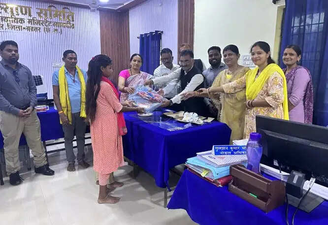 फोस्टर केयर योजना के तहत सौंपा गया दो बच्चों को पात्र परिवारों को