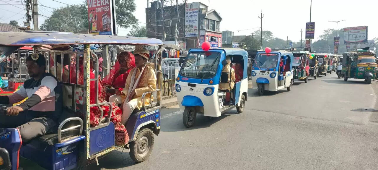 परिणय सूत्र में बंधे 51 जोड़ें, निकली बारात, सजी डोली