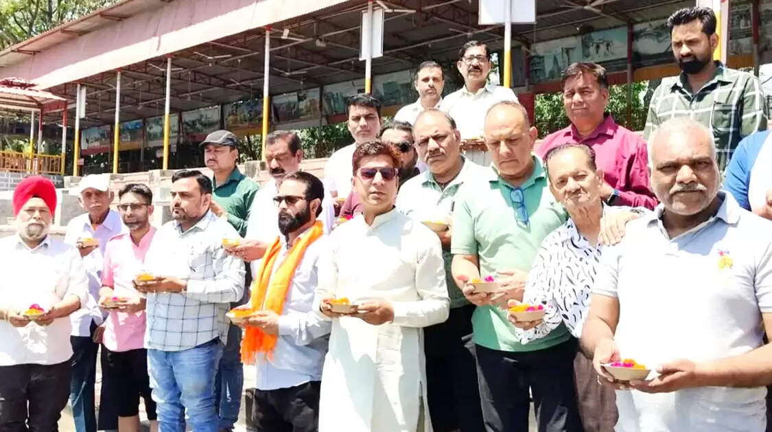 विश्व शांति के लिए गोविंद घाट पर प्रार्थना सभा व दीपदान