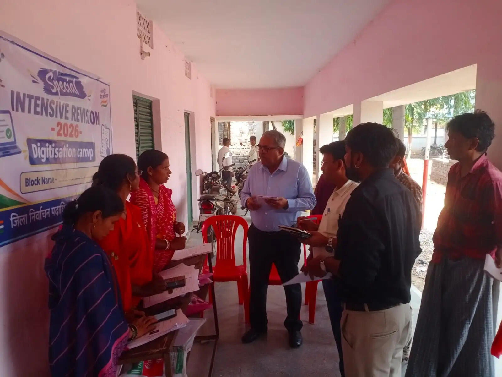 मतदाता सूची पुनरीक्षण में तेजी लाने के लिए आयुक्त ने मतदान केंद्रों का किया निरीक्षण