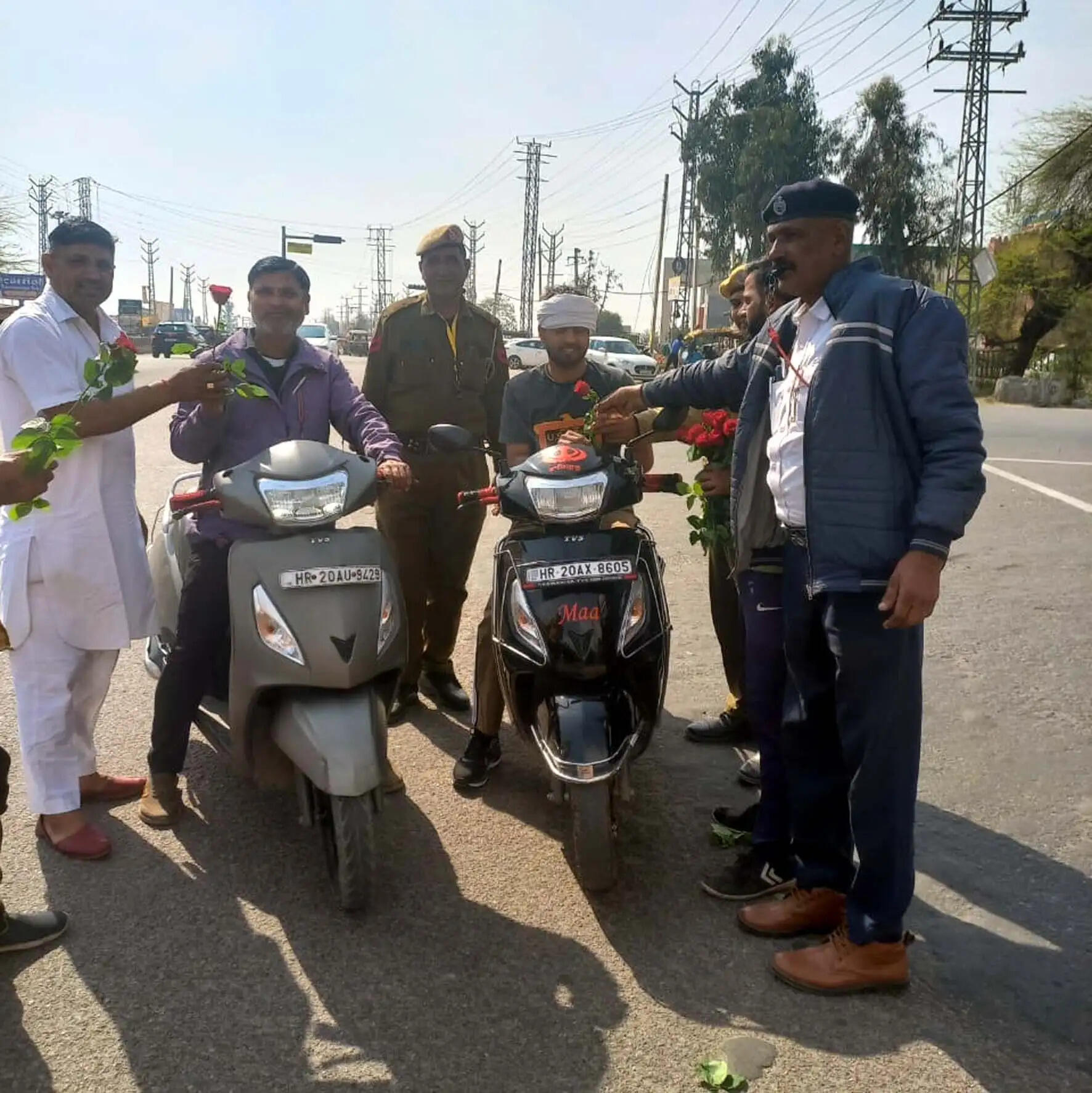 हिसार: वाहन चालकों को फूल देकर दिलाई ट्रेफिक नियमों का पालन करने की शपथ