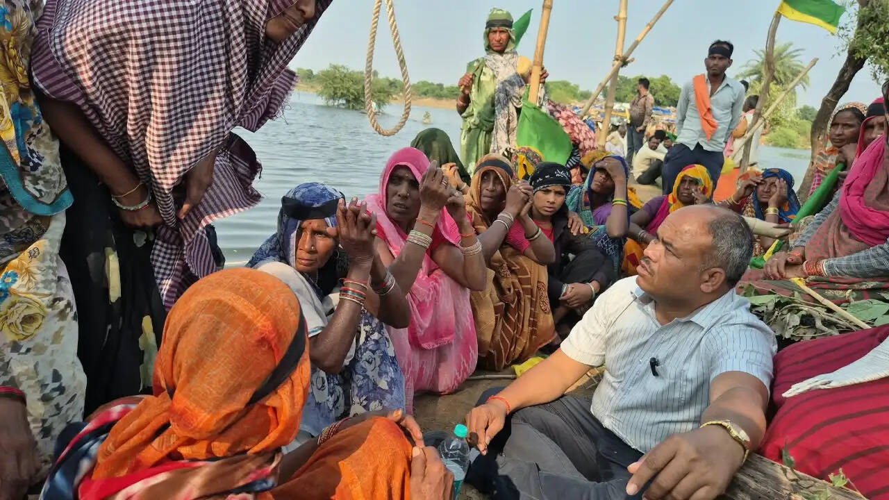 पन्ना में मझगाय डेम प्रभावित परिवारों से मिले रामू टेकाम, मुआवजा और पुनर्वास की मांगों का किया समर्थन